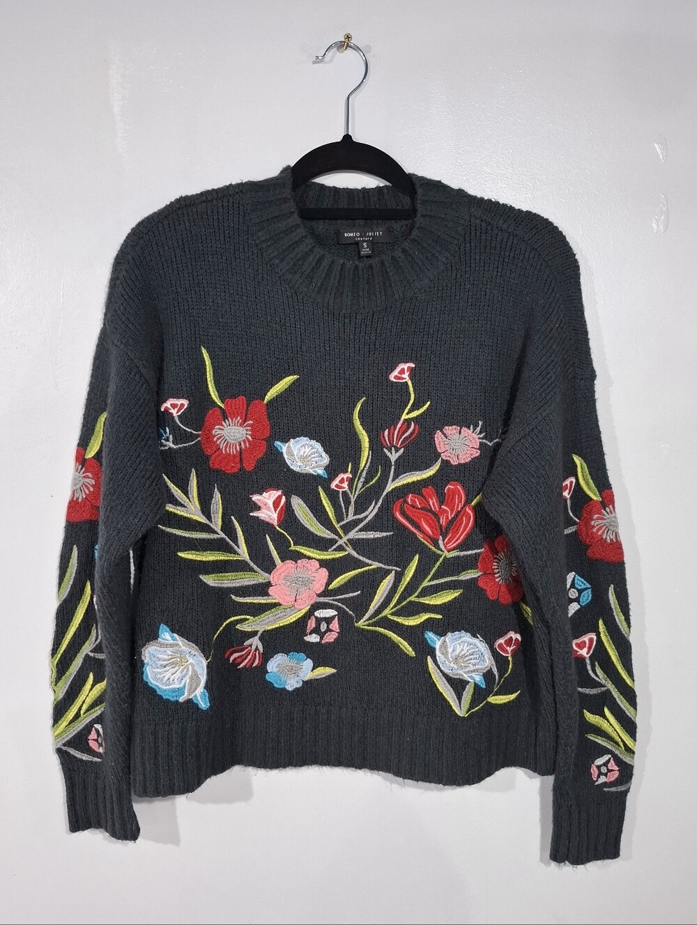Romeo & Juliet Couture Charcoal Floral Embroidered Crewneck Sweater Sz S